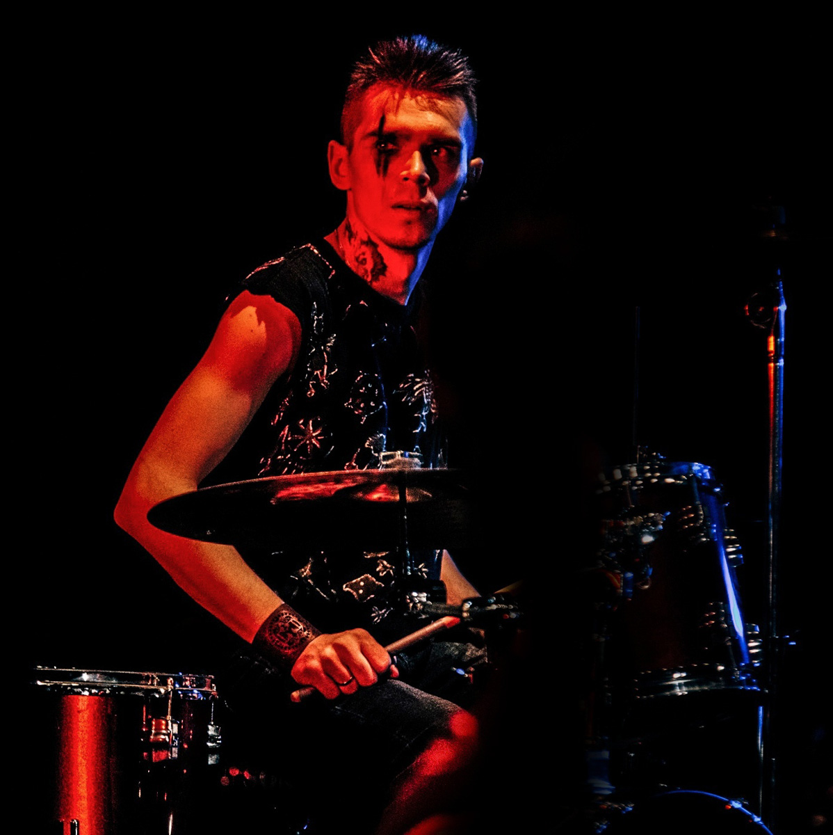 У областного центра появился первый городской видеоблог! Звучит круто, правда? «DOBRO.media» возник благодаря душевному порыву местных жителей, которым захотелось создать альтернативу привычным СМИ и продвигать в массы позитивный, красивый, привлекательный контент о жизни во Владимире. Да, новый проект Александра Максимова (экс-ударника «Агидель») и его супруги Анны — это практически «Ключ-Медиа», только на Youtube.