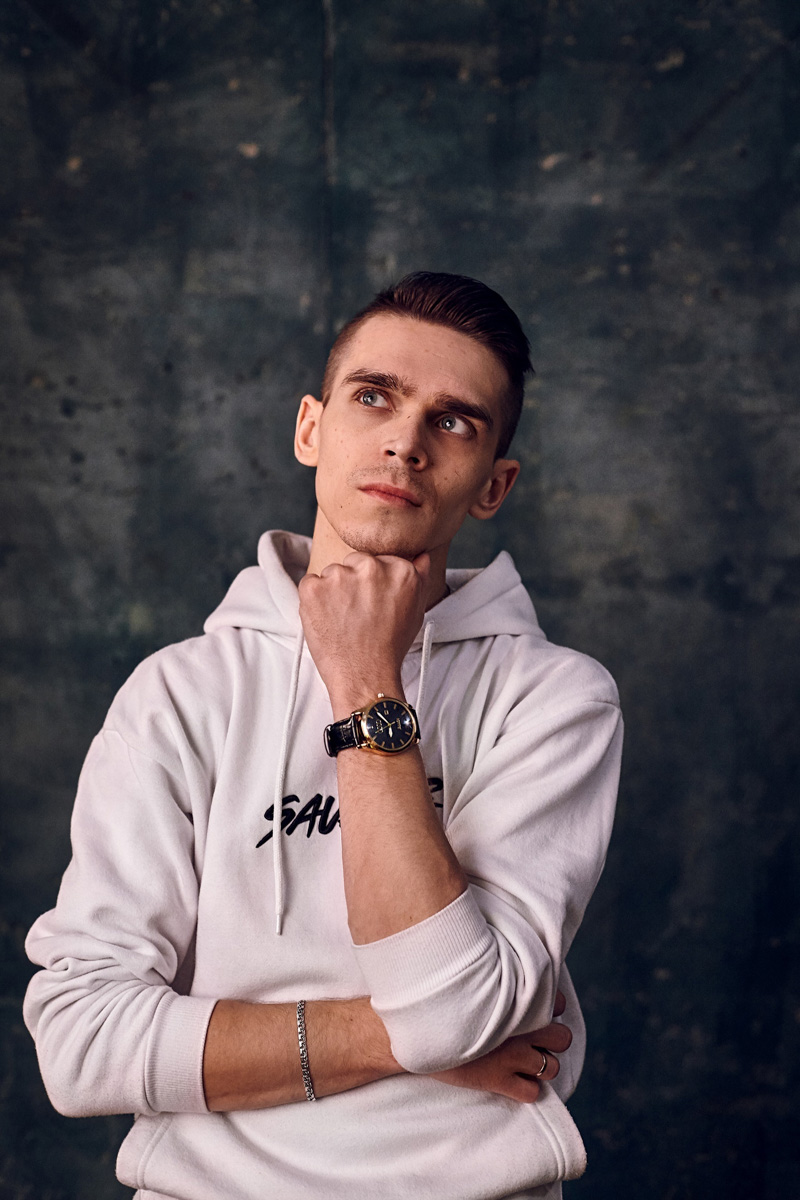 У областного центра появился первый городской видеоблог! Звучит круто, правда? «DOBRO.media» возник благодаря душевному порыву местных жителей, которым захотелось создать альтернативу привычным СМИ и продвигать в массы позитивный, красивый, привлекательный контент о жизни во Владимире. Да, новый проект Александра Максимова (экс-ударника «Агидель») и его супруги Анны — это практически «Ключ-Медиа», только на Youtube.