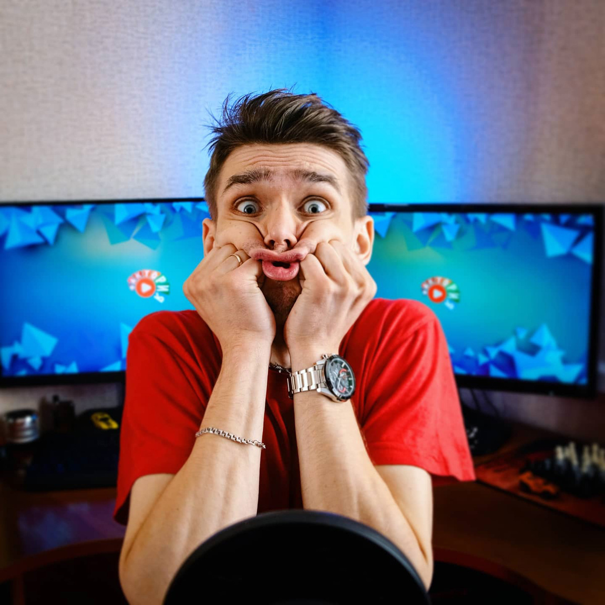 У областного центра появился первый городской видеоблог! Звучит круто, правда? «DOBRO.media» возник благодаря душевному порыву местных жителей, которым захотелось создать альтернативу привычным СМИ и продвигать в массы позитивный, красивый, привлекательный контент о жизни во Владимире. Да, новый проект Александра Максимова (экс-ударника «Агидель») и его супруги Анны — это практически «Ключ-Медиа», только на Youtube.