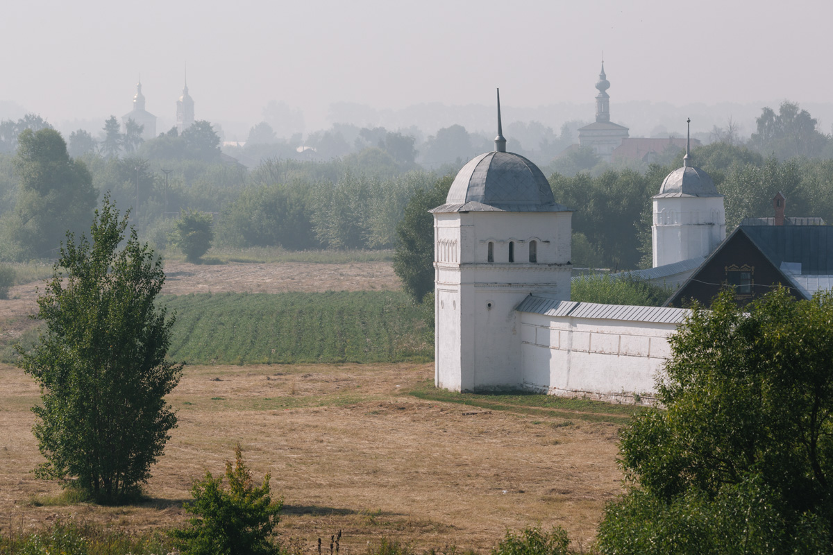 Сегодня утром владимирцам было тяжело дышать не только из-за высокой температуры воздуха, но и из-за окутавшего город смога. Сквозь дымку едва проглядывались перспективы на комфортное пребывание на улице. Метеорологам пока утешить нас нечем. В городе и местами по области ожидается аномально жаркая погода.