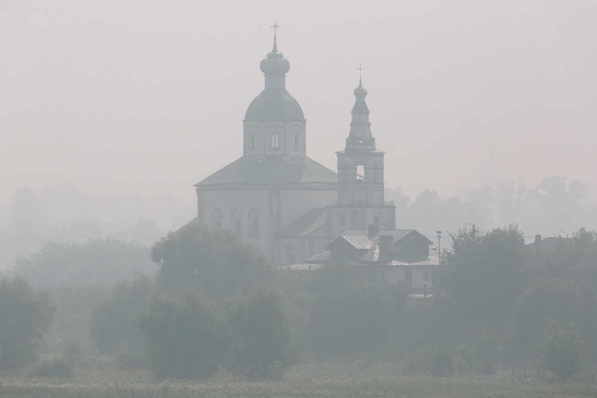 Сегодня утром владимирцам было тяжело дышать не только из-за высокой температуры воздуха, но и из-за окутавшего город смога. Сквозь дымку едва проглядывались перспективы на комфортное пребывание на улице. Метеорологам пока утешить нас нечем. В городе и местами по области ожидается аномально жаркая погода.