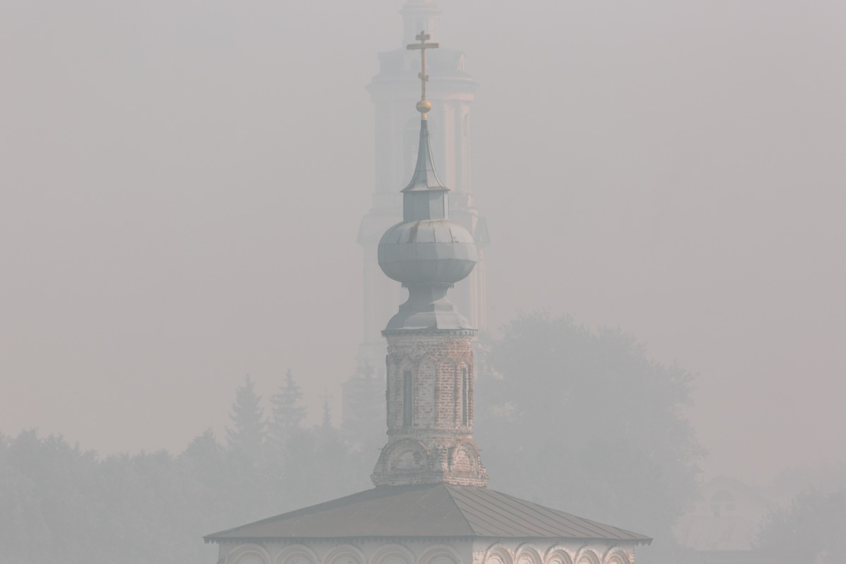 Сегодня утром владимирцам было тяжело дышать не только из-за высокой температуры воздуха, но и из-за окутавшего город смога. Сквозь дымку едва проглядывались перспективы на комфортное пребывание на улице. Метеорологам пока утешить нас нечем. В городе и местами по области ожидается аномально жаркая погода.