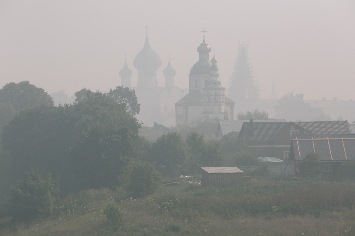 Сегодня утром владимирцам было тяжело дышать не только из-за высокой температуры воздуха, но и из-за окутавшего город смога. Сквозь дымку едва проглядывались перспективы на комфортное пребывание на улице. Метеорологам пока утешить нас нечем. В городе и местами по области ожидается аномально жаркая погода.