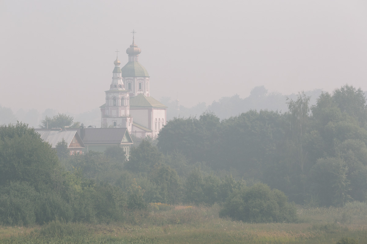 Сегодня утром владимирцам было тяжело дышать не только из-за высокой температуры воздуха, но и из-за окутавшего город смога. Сквозь дымку едва проглядывались перспективы на комфортное пребывание на улице. Метеорологам пока утешить нас нечем. В городе и местами по области ожидается аномально жаркая погода.
