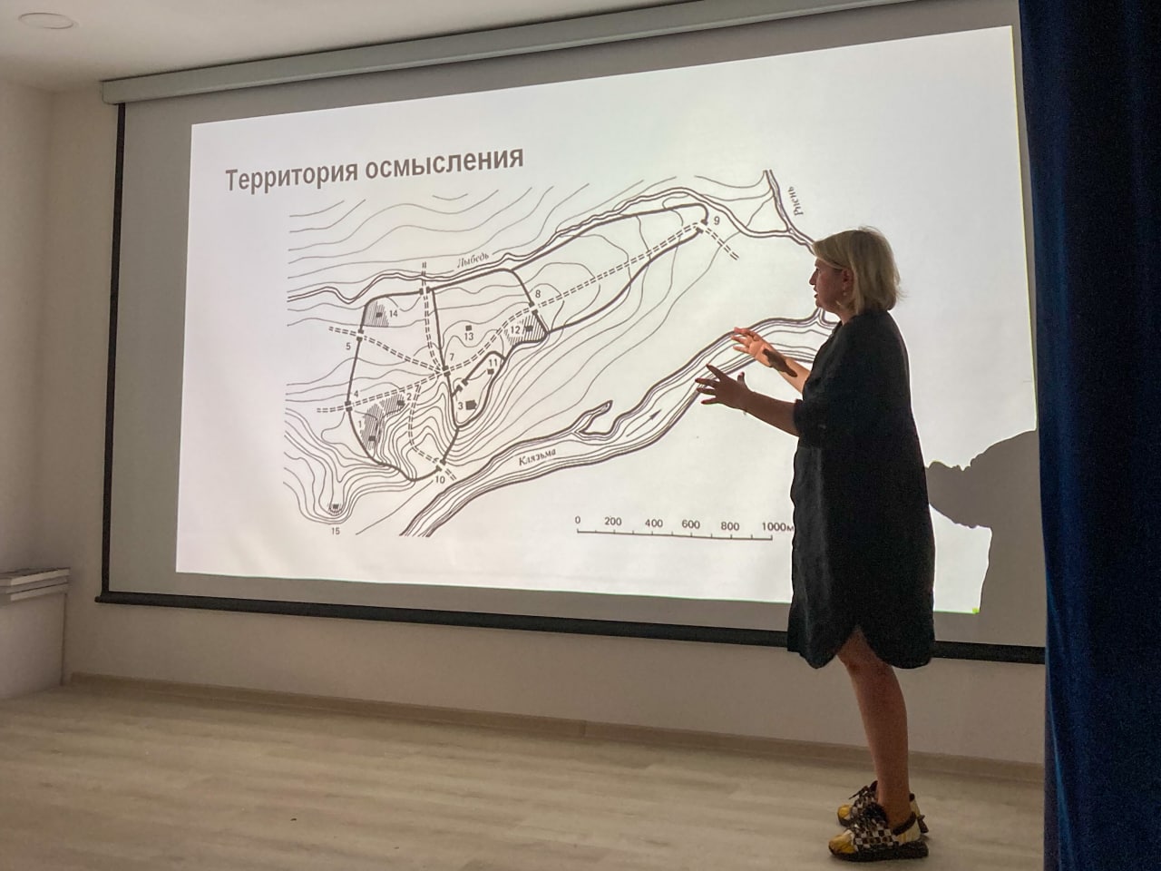 21 августа на площадке Владимирской областной библиотеки для детей и молодежи магистранты столичной кафедры Глазычева РАНХиГС провели проектный семинар «Мыслим территорию вместе». Целью семинара было осмысление образа будущего привокзальных кварталов.