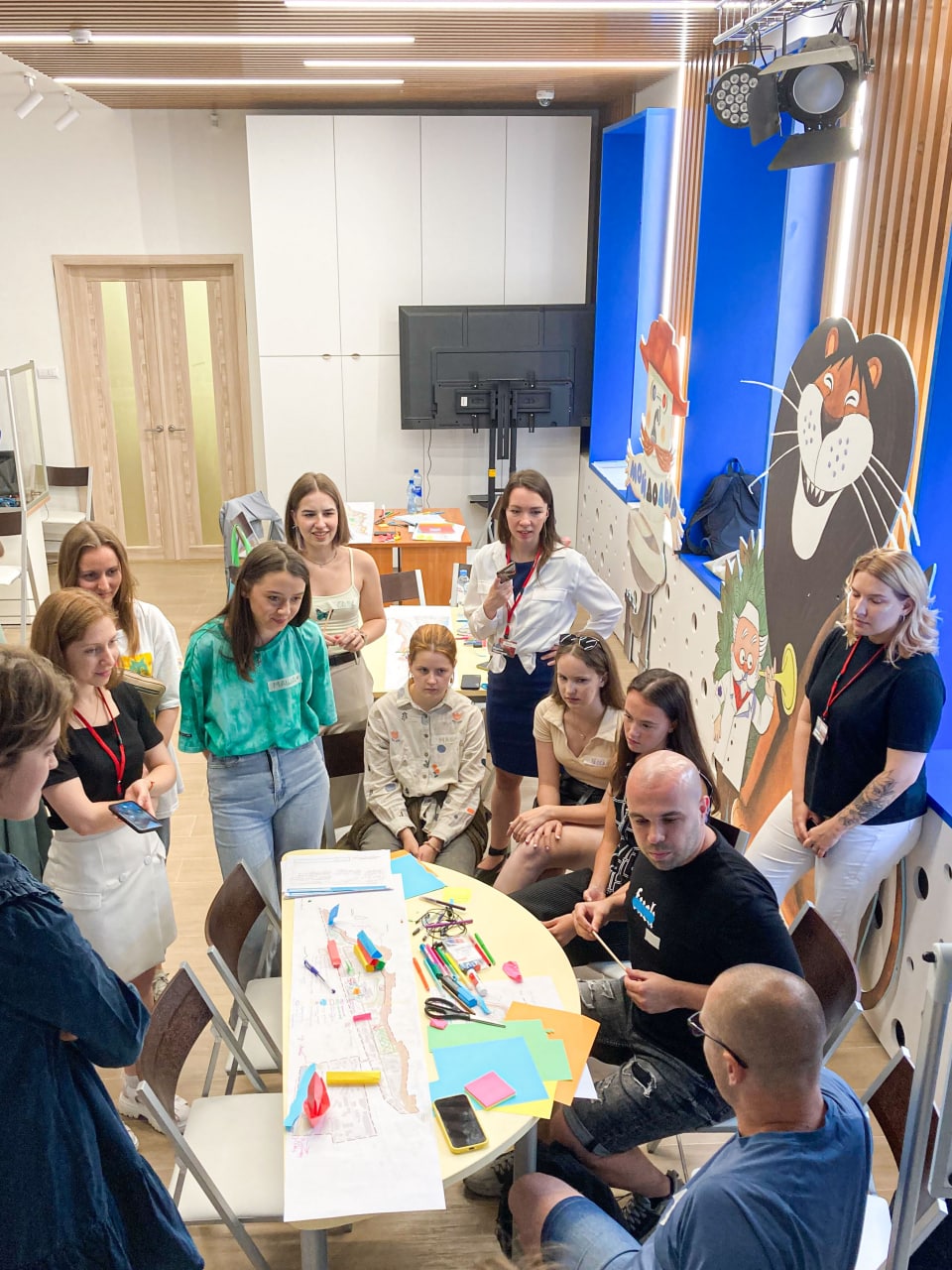 21 августа на площадке Владимирской областной библиотеки для детей и молодежи магистранты столичной кафедры Глазычева РАНХиГС провели проектный семинар «Мыслим территорию вместе». Целью семинара было осмысление образа будущего привокзальных кварталов.