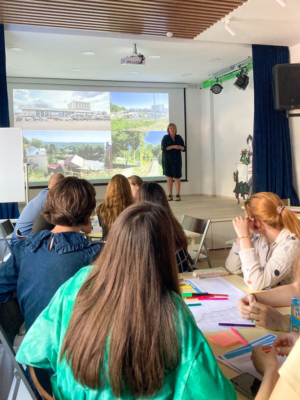 21 августа на площадке Владимирской областной библиотеки для детей и молодежи магистранты столичной кафедры Глазычева РАНХиГС провели проектный семинар «Мыслим территорию вместе». Целью семинара было осмысление образа будущего привокзальных кварталов.
