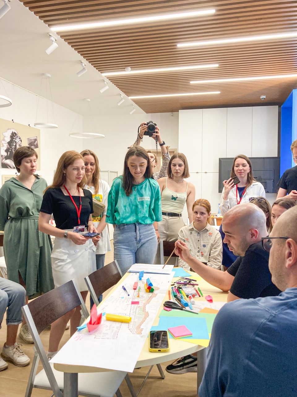 21 августа на площадке Владимирской областной библиотеки для детей и молодежи магистранты столичной кафедры Глазычева РАНХиГС провели проектный семинар «Мыслим территорию вместе». Целью семинара было осмысление образа будущего привокзальных кварталов.