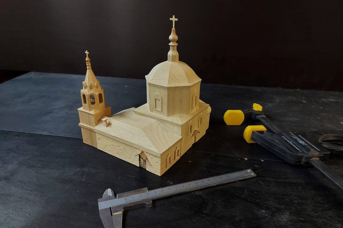 Суздальчанин Алексей Осетров мастерит необычные сувениры в масштабе 1:150. Он изготавливает деревянные макеты соборов и храмов древнего города. Мечтает сделать все церкви. И спрос на его изделия большой 