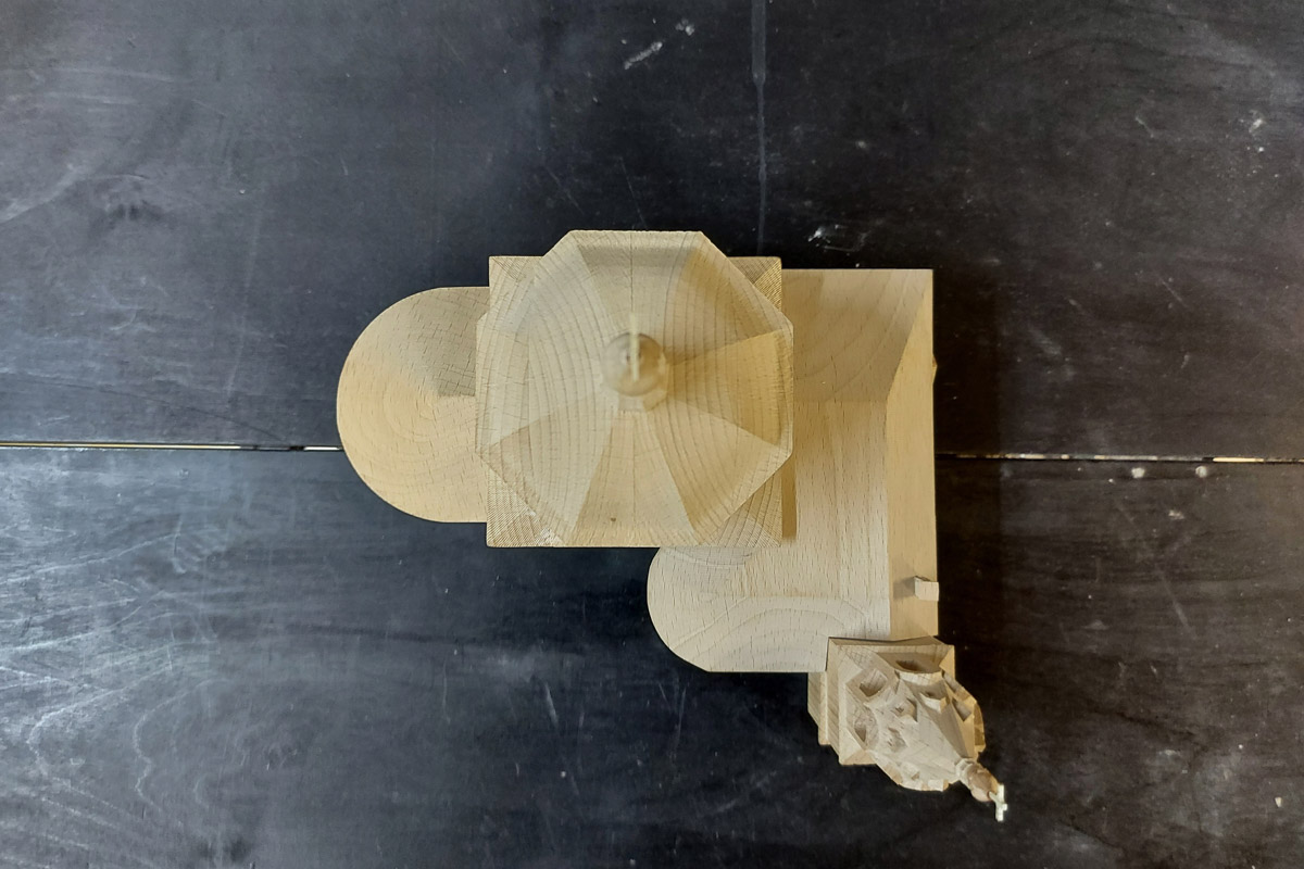 Суздальчанин Алексей Осетров мастерит необычные сувениры в масштабе 1:150. Он изготавливает деревянные макеты соборов и храмов древнего города. Мечтает сделать все церкви. И спрос на его изделия большой 