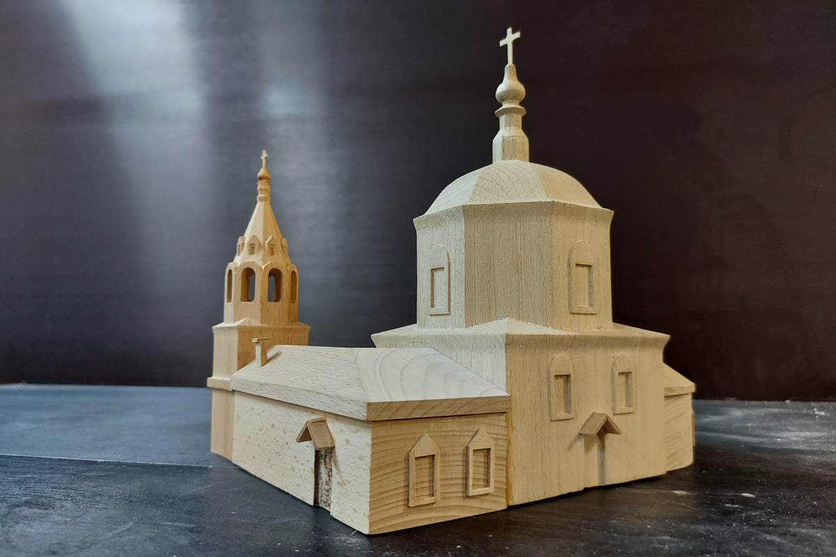 Суздальчанин Алексей Осетров мастерит необычные сувениры в масштабе 1:150. Он изготавливает деревянные макеты соборов и храмов древнего города. Мечтает сделать все церкви. И спрос на его изделия большой 
