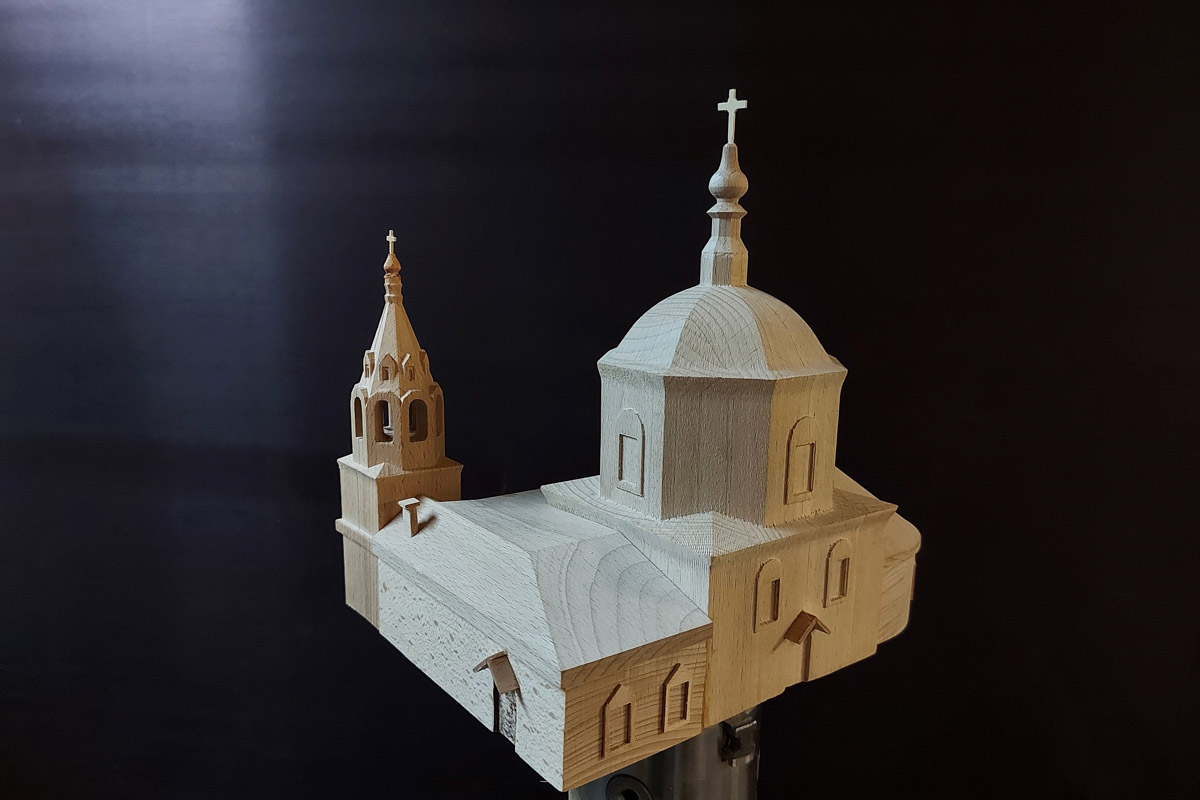 Суздальчанин Алексей Осетров мастерит необычные сувениры в масштабе 1:150. Он изготавливает деревянные макеты соборов и храмов древнего города. Мечтает сделать все церкви. И спрос на его изделия большой 