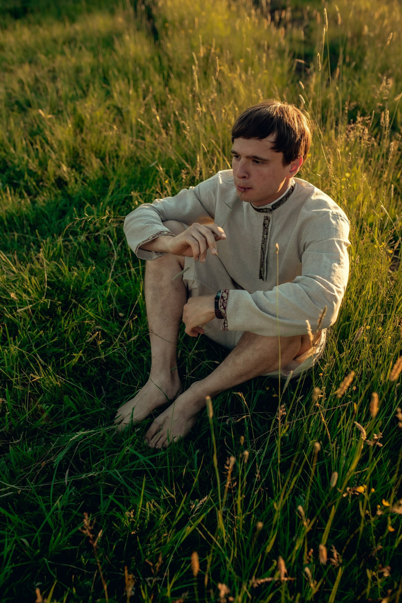 Суздальчанин Алексей Осетров мастерит необычные сувениры в масштабе 1:150. Он изготавливает деревянные макеты соборов и храмов древнего города. Мечтает сделать все церкви. И спрос на его изделия большой 