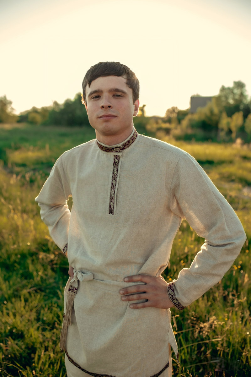 Суздальчанин Алексей Осетров мастерит необычные сувениры в масштабе 1:150. Он изготавливает деревянные макеты соборов и храмов древнего города. Мечтает сделать все церкви. И спрос на его изделия большой 