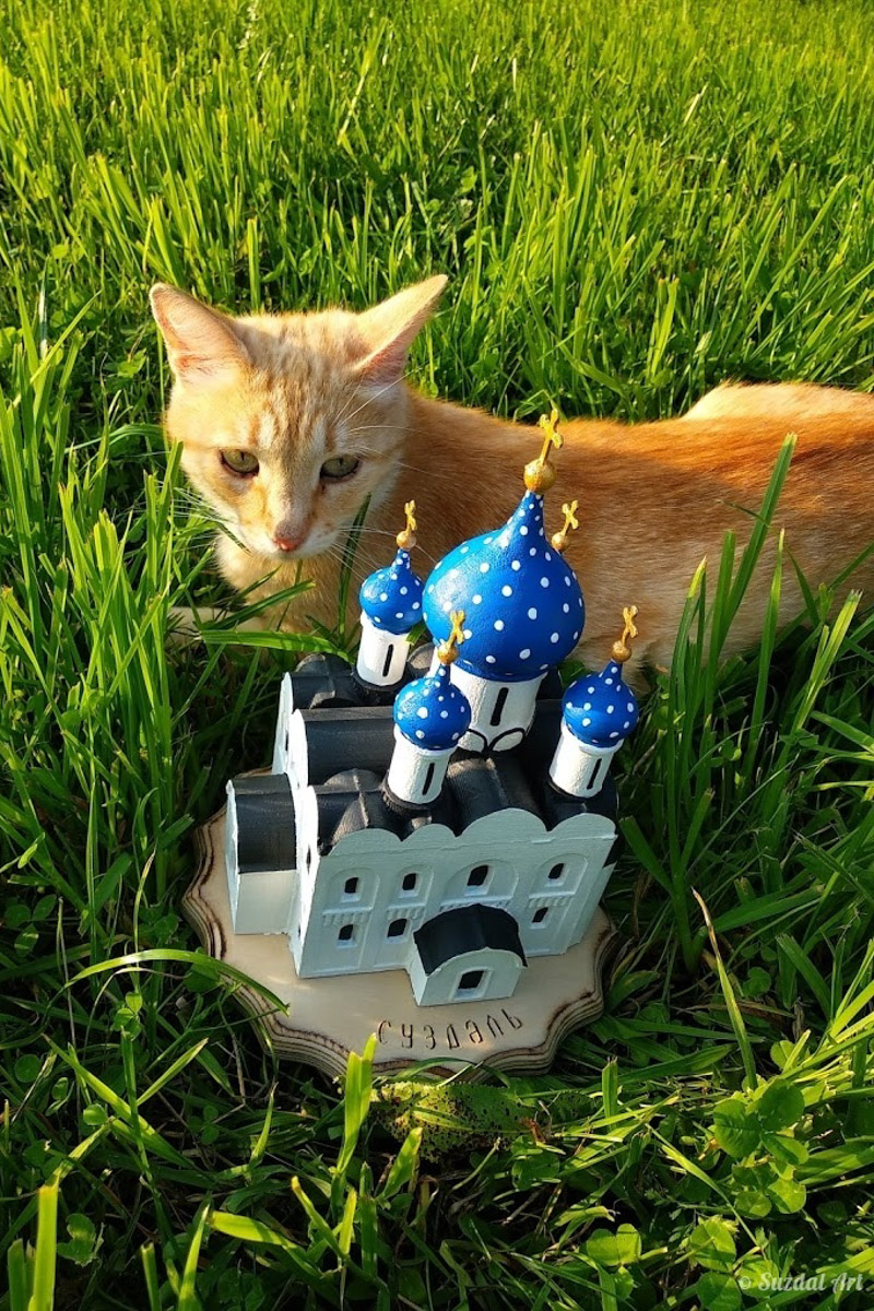 Суздальчанин Алексей Осетров мастерит необычные сувениры в масштабе 1:150. Он изготавливает деревянные макеты соборов и храмов древнего города. Мечтает сделать все церкви. И спрос на его изделия большой 