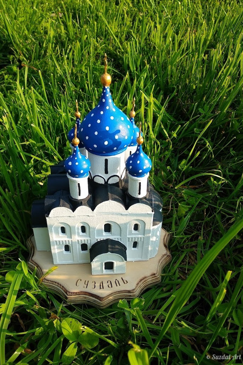 Суздальчанин Алексей Осетров мастерит необычные сувениры в масштабе 1:150. Он изготавливает деревянные макеты соборов и храмов древнего города. Мечтает сделать все церкви. И спрос на его изделия большой 