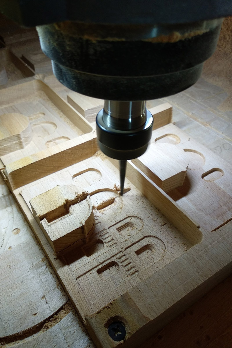 Суздальчанин Алексей Осетров мастерит необычные сувениры в масштабе 1:150. Он изготавливает деревянные макеты соборов и храмов древнего города. Мечтает сделать все церкви. И спрос на его изделия большой 