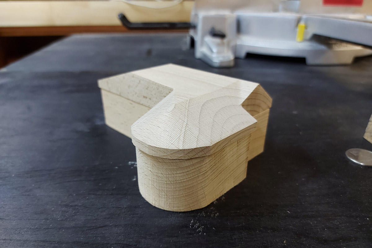 Суздальчанин Алексей Осетров мастерит необычные сувениры в масштабе 1:150. Он изготавливает деревянные макеты соборов и храмов древнего города. Мечтает сделать все церкви. И спрос на его изделия большой 