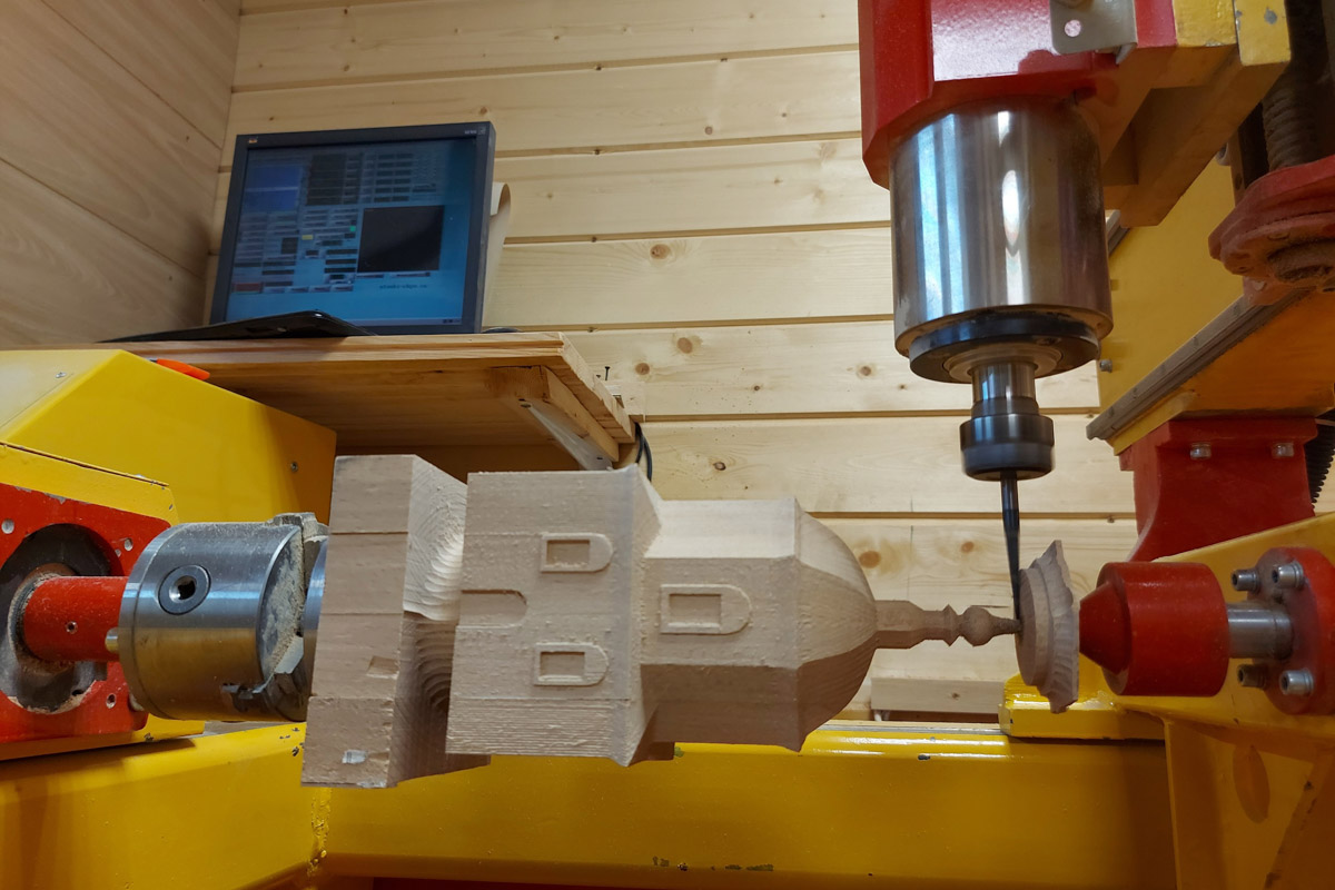 Суздальчанин Алексей Осетров мастерит необычные сувениры в масштабе 1:150. Он изготавливает деревянные макеты соборов и храмов древнего города. Мечтает сделать все церкви. И спрос на его изделия большой 