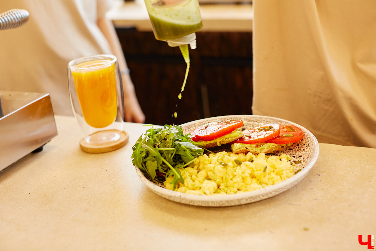 Доходили ли до вас отзывы о кофейнях «Лица»? Почему-то всем она очень даже нравится. Чтобы разобраться, чем же на самом деле привлекает жителей и гостей города авторское заведение, «Ключ-Медиа» отправился на разведку. Выводы сделаны. Заранее предупредим: такого поворота вы точно не ожидаете