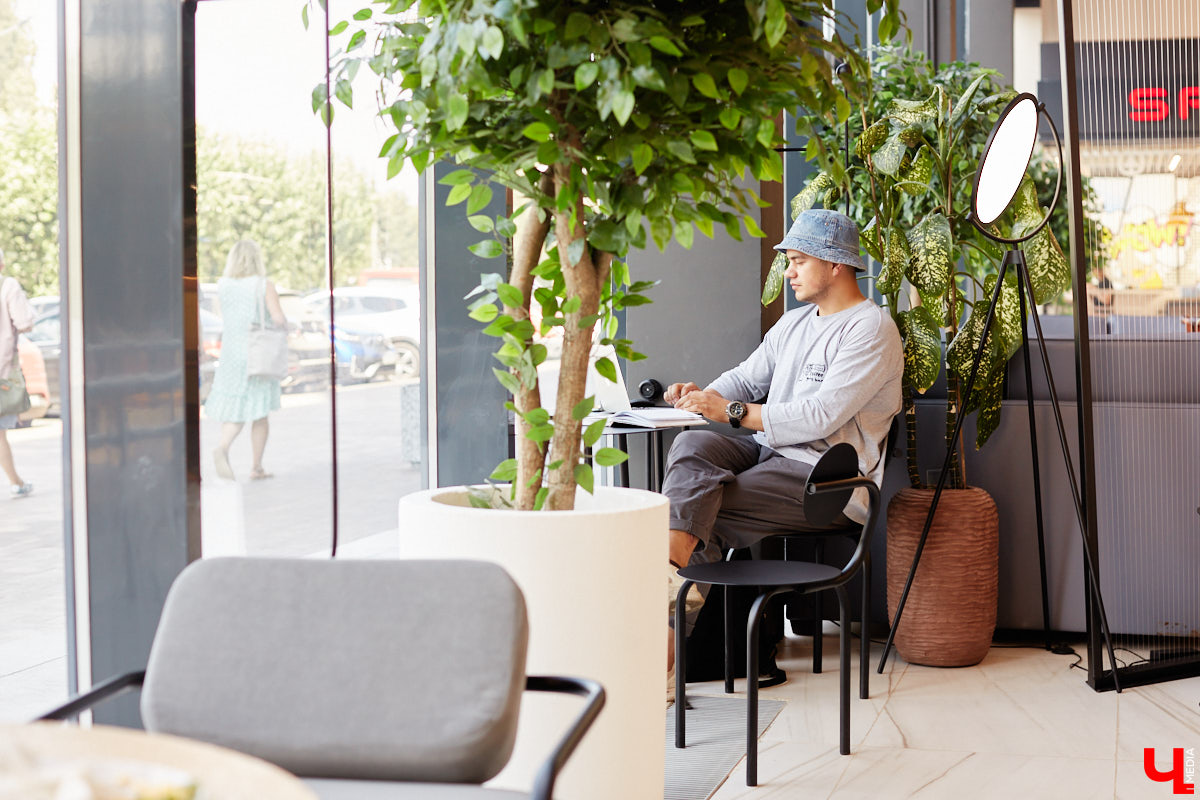 Доходили ли до вас отзывы о кофейнях «Лица»? Почему-то всем она очень даже нравится. Чтобы разобраться, чем же на самом деле привлекает жителей и гостей города авторское заведение, «Ключ-Медиа» отправился на разведку. Выводы сделаны. Заранее предупредим: такого поворота вы точно не ожидаете