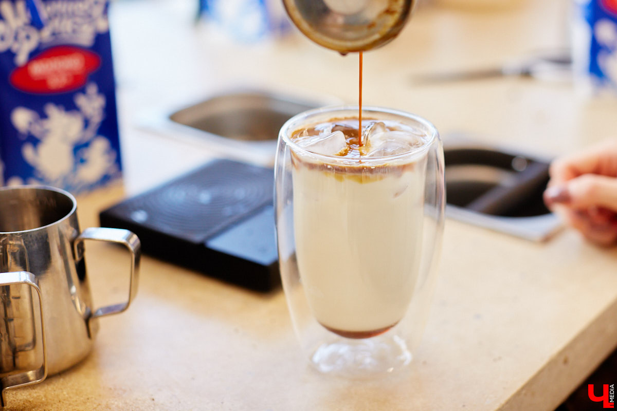 Доходили ли до вас отзывы о кофейнях «Лица»? Почему-то всем она очень даже нравится. Чтобы разобраться, чем же на самом деле привлекает жителей и гостей города авторское заведение, «Ключ-Медиа» отправился на разведку. Выводы сделаны. Заранее предупредим: такого поворота вы точно не ожидаете