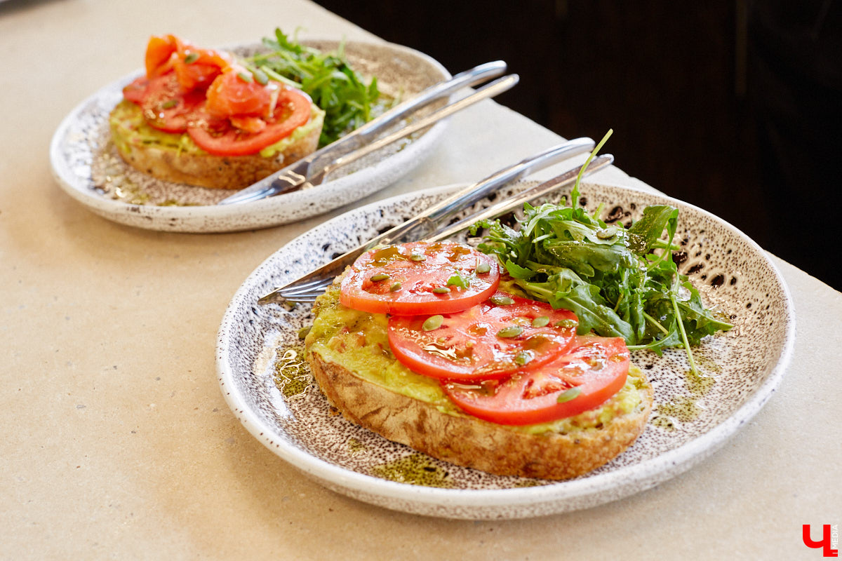 Доходили ли до вас отзывы о кофейнях «Лица»? Почему-то всем она очень даже нравится. Чтобы разобраться, чем же на самом деле привлекает жителей и гостей города авторское заведение, «Ключ-Медиа» отправился на разведку. Выводы сделаны. Заранее предупредим: такого поворота вы точно не ожидаете