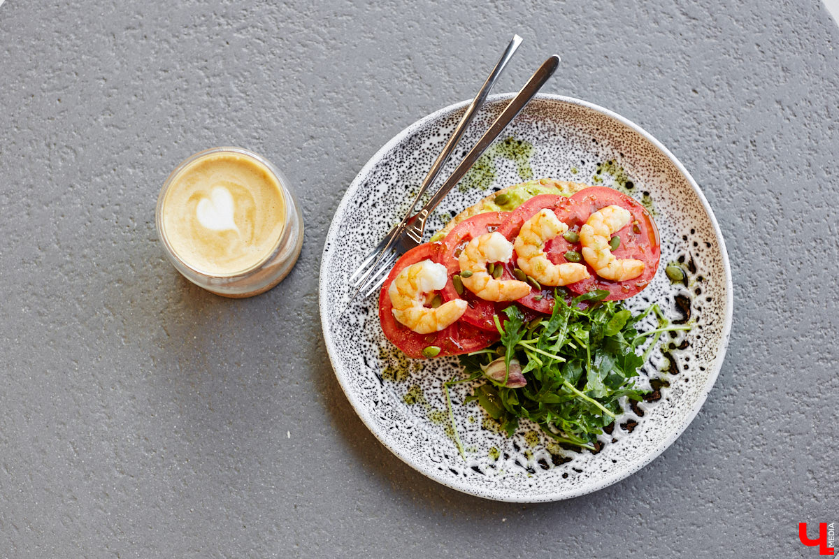 Доходили ли до вас отзывы о кофейнях «Лица»? Почему-то всем она очень даже нравится. Чтобы разобраться, чем же на самом деле привлекает жителей и гостей города авторское заведение, «Ключ-Медиа» отправился на разведку. Выводы сделаны. Заранее предупредим: такого поворота вы точно не ожидаете