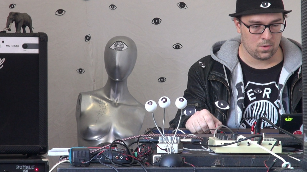 Владимирский автор электронной музыки Илья Чертков выпустил свой первый серьёзный сольный альбом. За именем «Войцех», переводимым с польского как «невозмутимый радостный воин», многочастная история личностной борьбы. О важном и сложном произведении музыканта-самоучки читайте в подробном интервью с Ильёй Чертковым