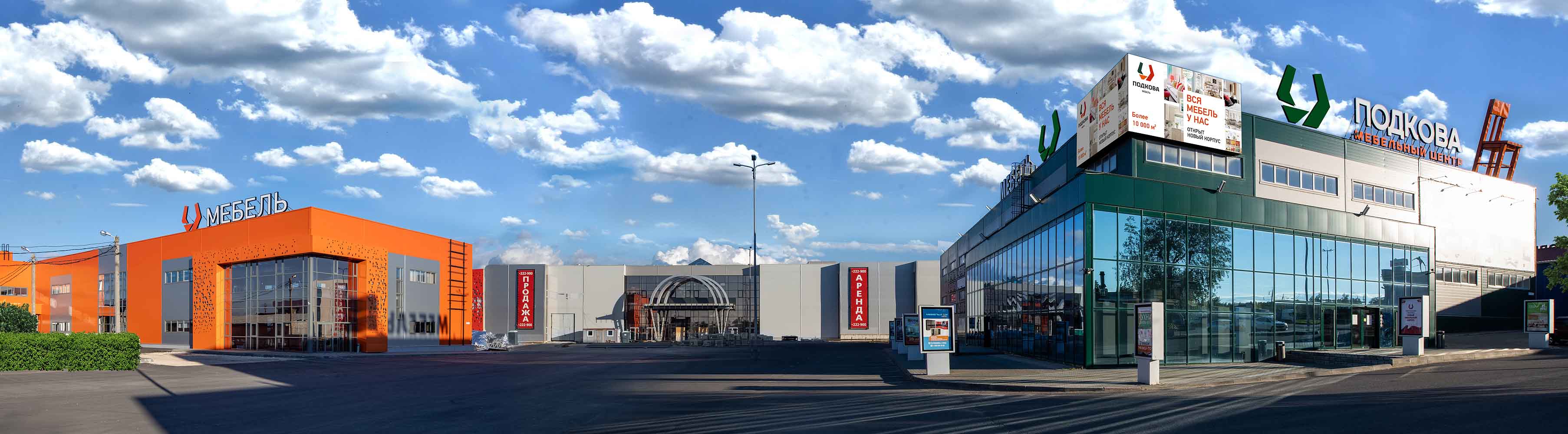 «Парящие» диваны с электроприводом, позитивные стулья, столы из векового дуба — все как в Москве, только рядом. Идем во владимирский ТЦ как на выставку!