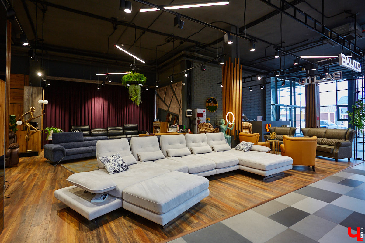 «Парящие» диваны с электроприводом, позитивные стулья, столы из векового дуба — все как в Москве, только рядом. Идем во владимирский ТЦ как на выставку!