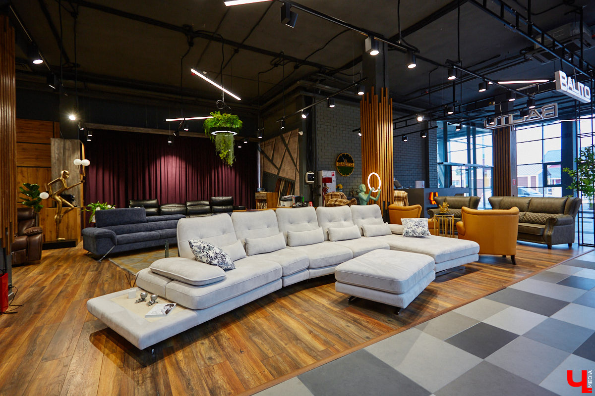 «Парящие» диваны с электроприводом, позитивные стулья, столы из векового дуба — все как в Москве, только рядом. Идем во владимирский ТЦ как на выставку!