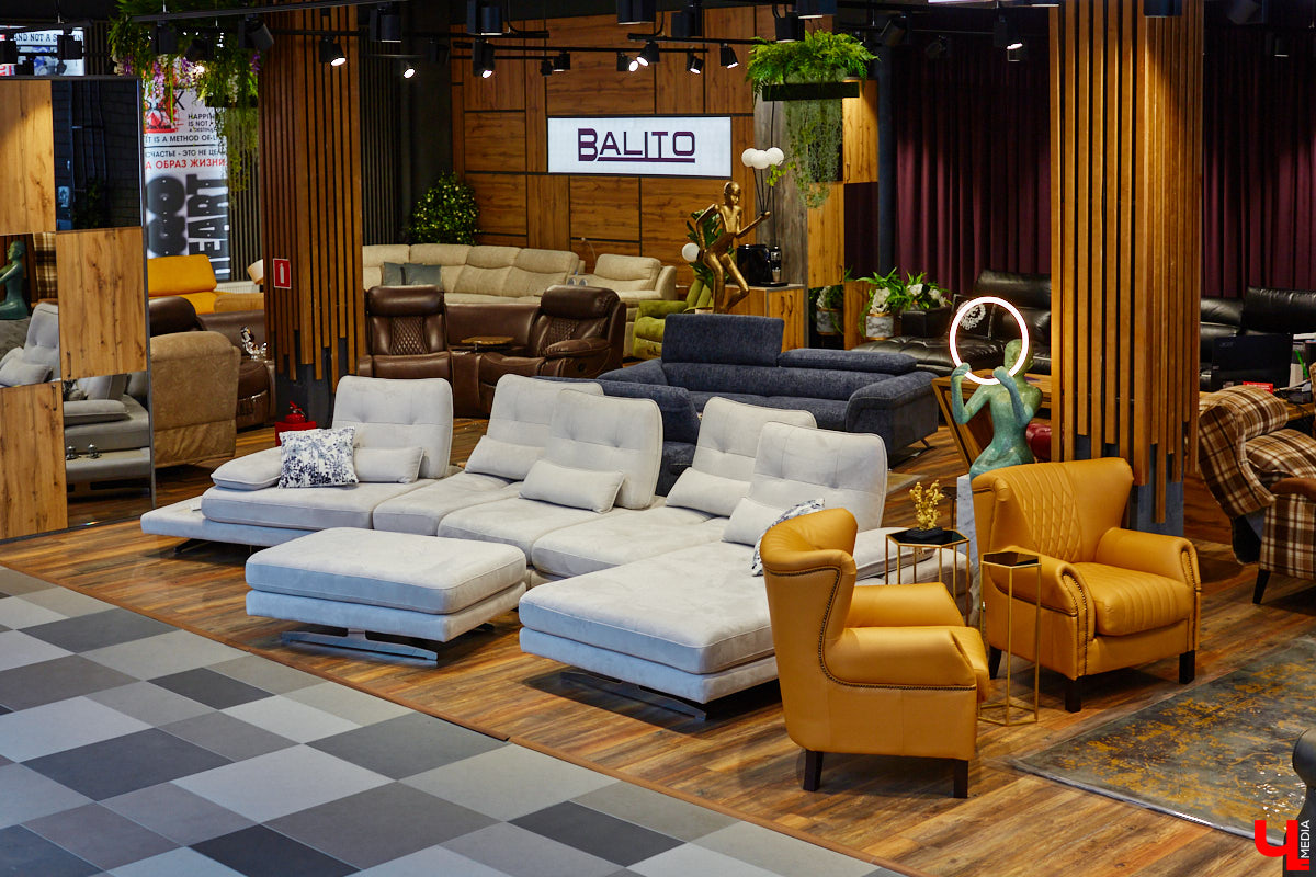 «Парящие» диваны с электроприводом, позитивные стулья, столы из векового дуба — все как в Москве, только рядом. Идем во владимирский ТЦ как на выставку!
