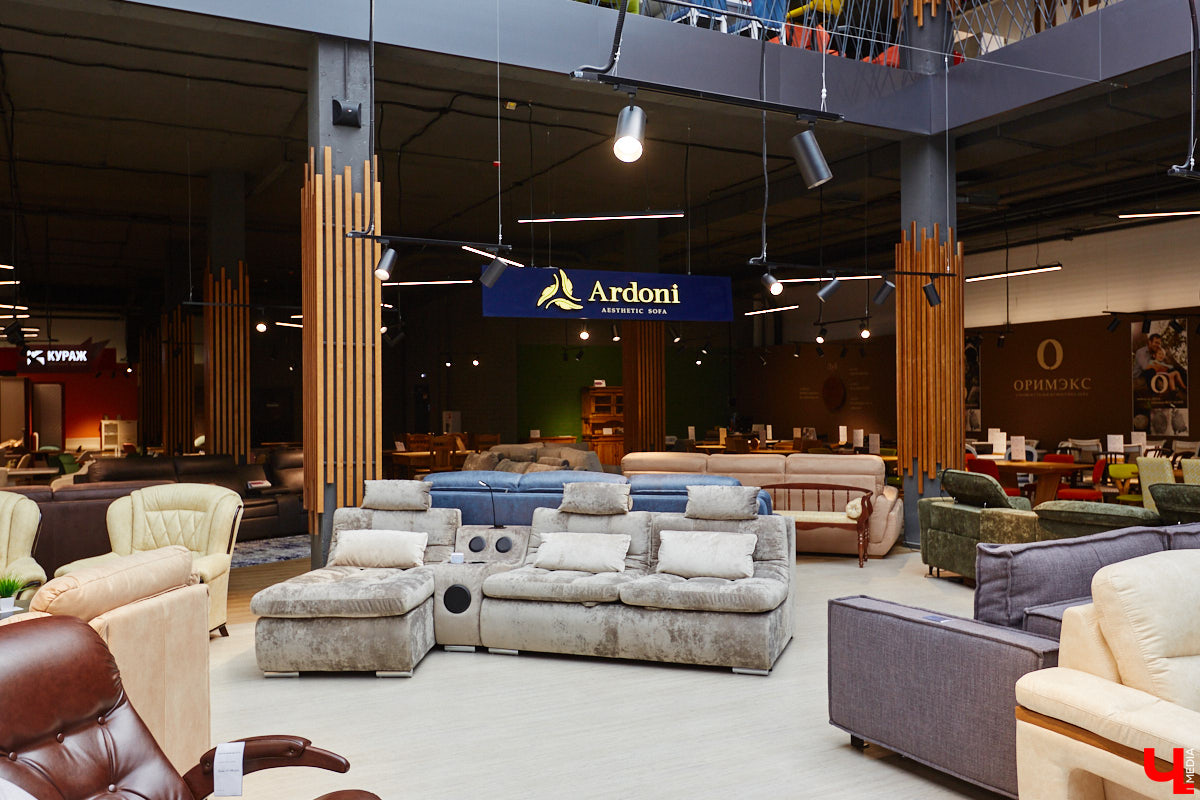 «Парящие» диваны с электроприводом, позитивные стулья, столы из векового дуба — все как в Москве, только рядом. Идем во владимирский ТЦ как на выставку!