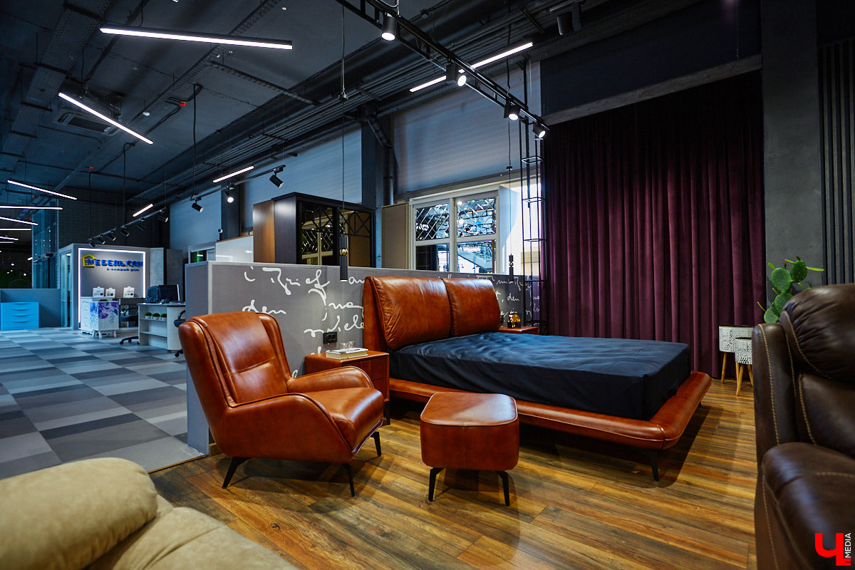 «Парящие» диваны с электроприводом, позитивные стулья, столы из векового дуба — все как в Москве, только рядом. Идем во владимирский ТЦ как на выставку!