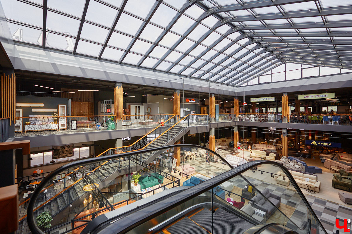 «Парящие» диваны с электроприводом, позитивные стулья, столы из векового дуба — все как в Москве, только рядом. Идем во владимирский ТЦ как на выставку!