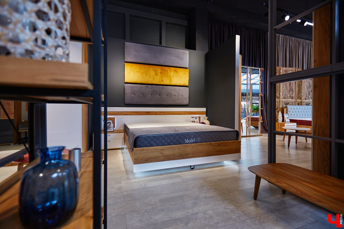 «Парящие» диваны с электроприводом, позитивные стулья, столы из векового дуба — все как в Москве, только рядом. Идем во владимирский ТЦ как на выставку!