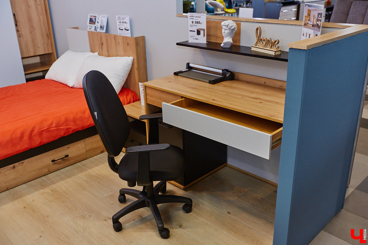 «Парящие» диваны с электроприводом, позитивные стулья, столы из векового дуба — все как в Москве, только рядом. Идем во владимирский ТЦ как на выставку!