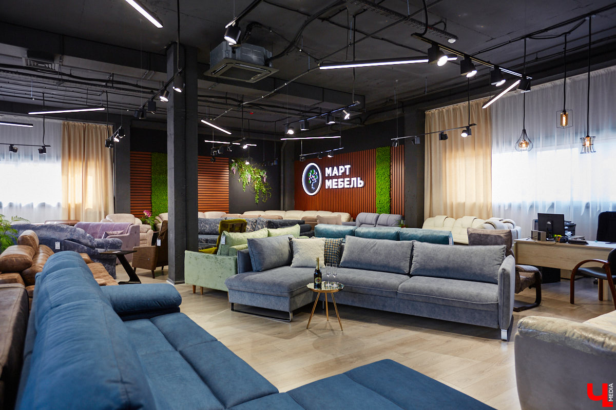 «Парящие» диваны с электроприводом, позитивные стулья, столы из векового дуба — все как в Москве, только рядом. Идем во владимирский ТЦ как на выставку!