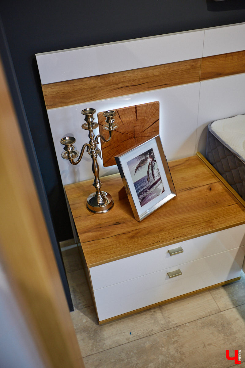 «Парящие» диваны с электроприводом, позитивные стулья, столы из векового дуба — все как в Москве, только рядом. Идем во владимирский ТЦ как на выставку!