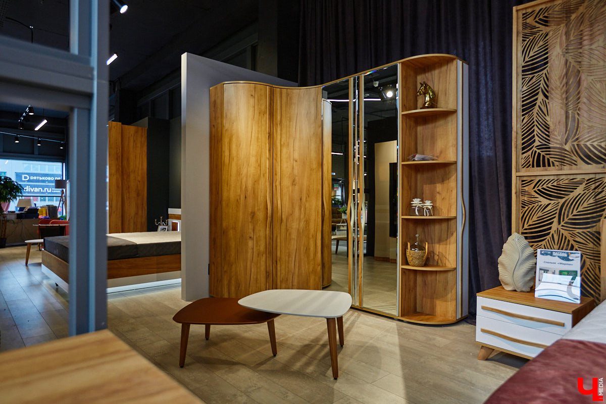 «Парящие» диваны с электроприводом, позитивные стулья, столы из векового дуба — все как в Москве, только рядом. Идем во владимирский ТЦ как на выставку!