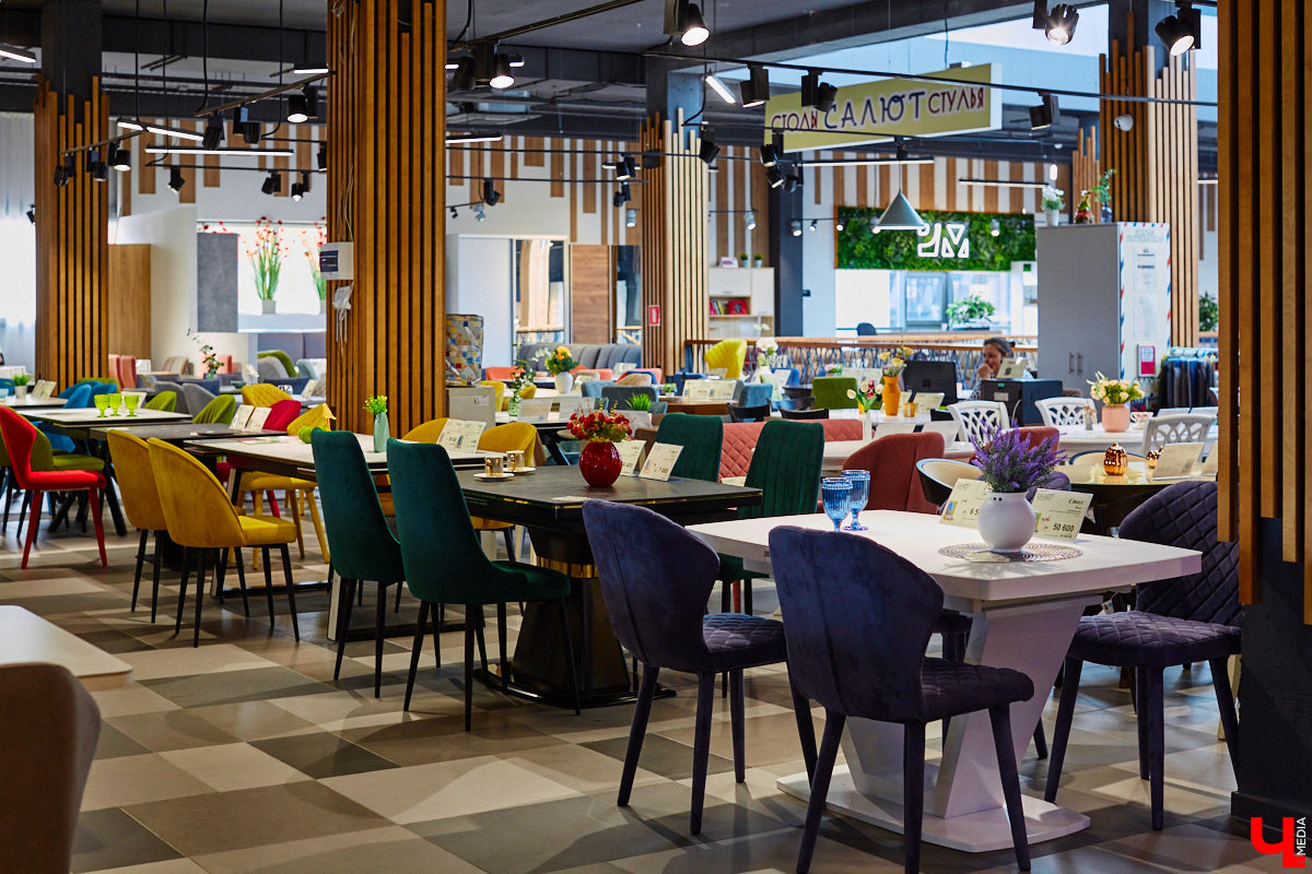 «Парящие» диваны с электроприводом, позитивные стулья, столы из векового дуба — все как в Москве, только рядом. Идем во владимирский ТЦ как на выставку!