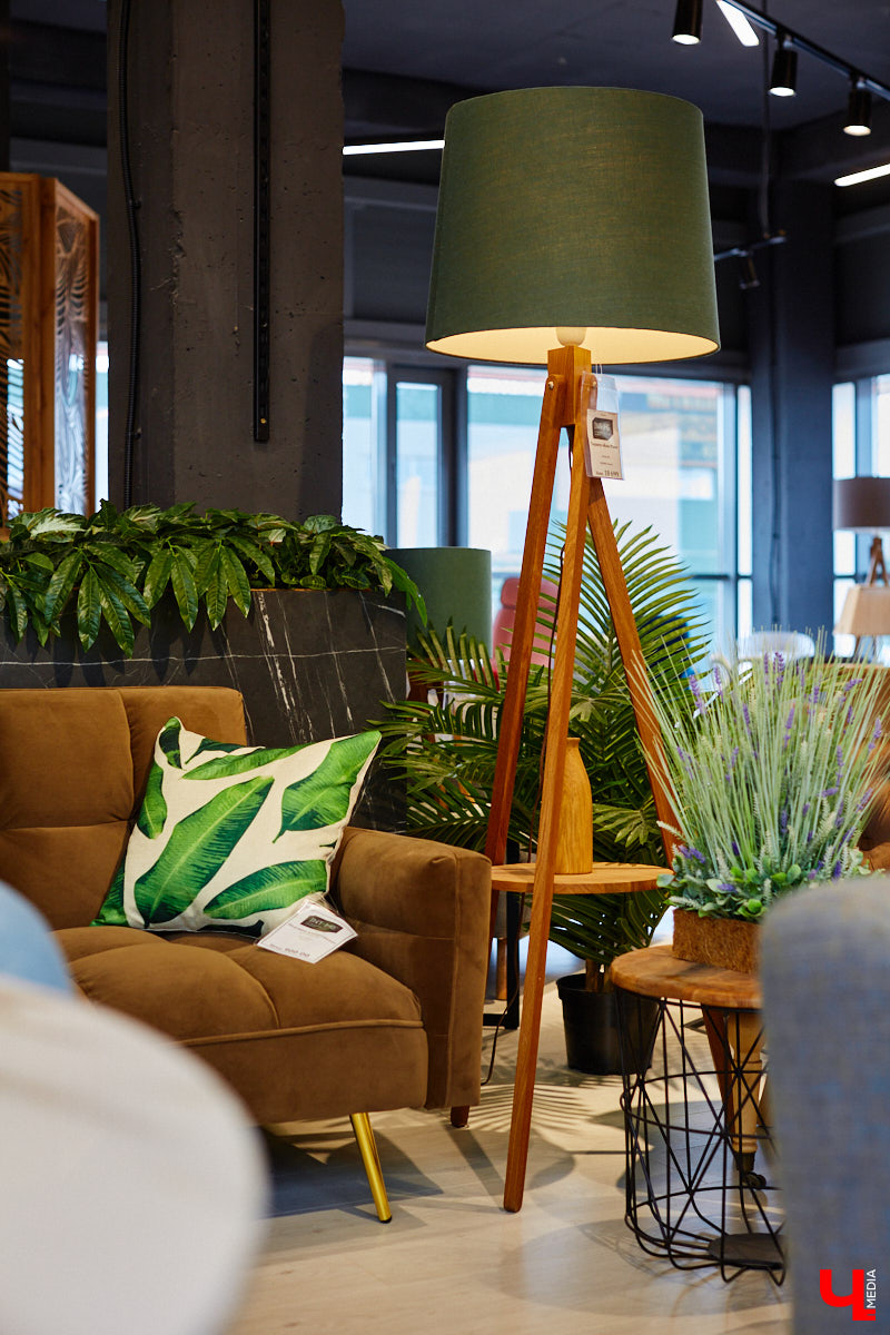 «Парящие» диваны с электроприводом, позитивные стулья, столы из векового дуба — все как в Москве, только рядом. Идем во владимирский ТЦ как на выставку!