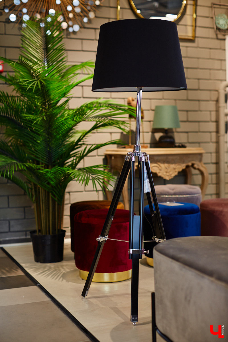 «Парящие» диваны с электроприводом, позитивные стулья, столы из векового дуба — все как в Москве, только рядом. Идем во владимирский ТЦ как на выставку!