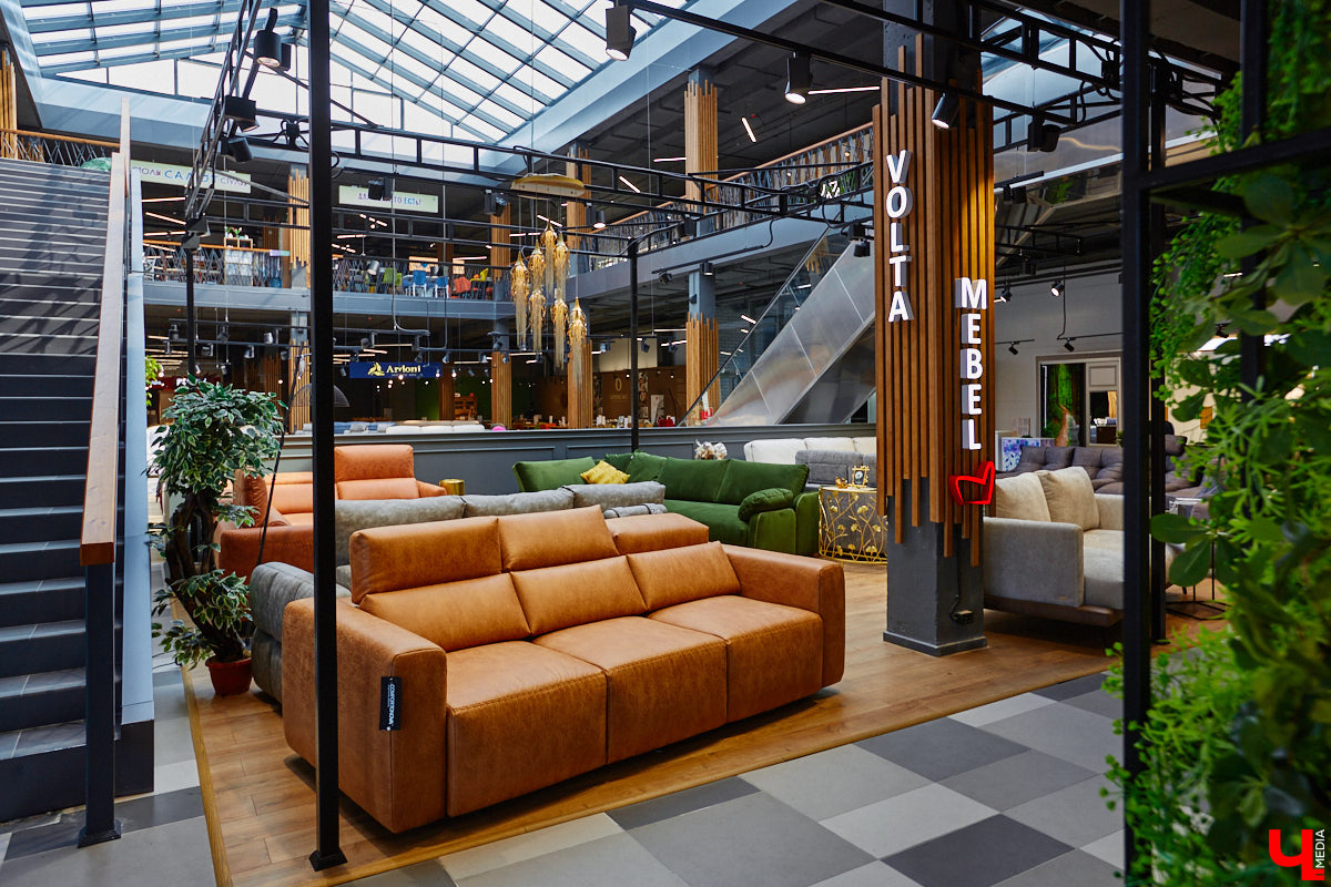 «Парящие» диваны с электроприводом, позитивные стулья, столы из векового дуба — все как в Москве, только рядом. Идем во владимирский ТЦ как на выставку!