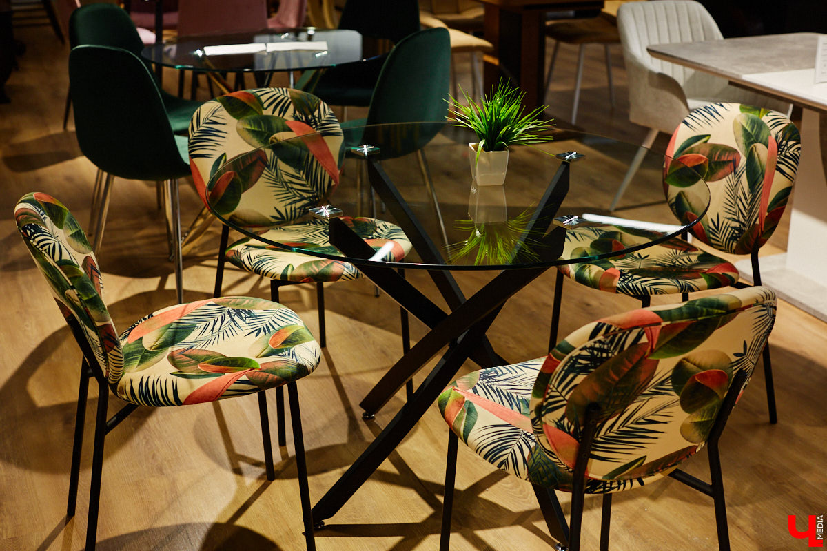 «Парящие» диваны с электроприводом, позитивные стулья, столы из векового дуба — все как в Москве, только рядом. Идем во владимирский ТЦ как на выставку!