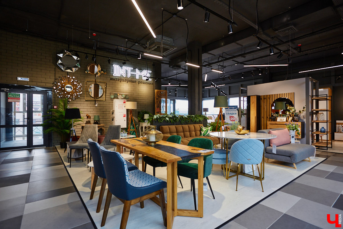 «Парящие» диваны с электроприводом, позитивные стулья, столы из векового дуба — все как в Москве, только рядом. Идем во владимирский ТЦ как на выставку!