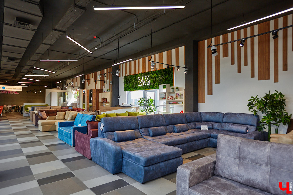 «Парящие» диваны с электроприводом, позитивные стулья, столы из векового дуба — все как в Москве, только рядом. Идем во владимирский ТЦ как на выставку!