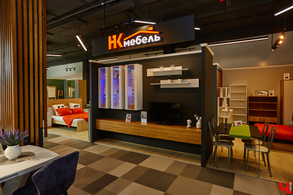 «Парящие» диваны с электроприводом, позитивные стулья, столы из векового дуба — все как в Москве, только рядом. Идем во владимирский ТЦ как на выставку!