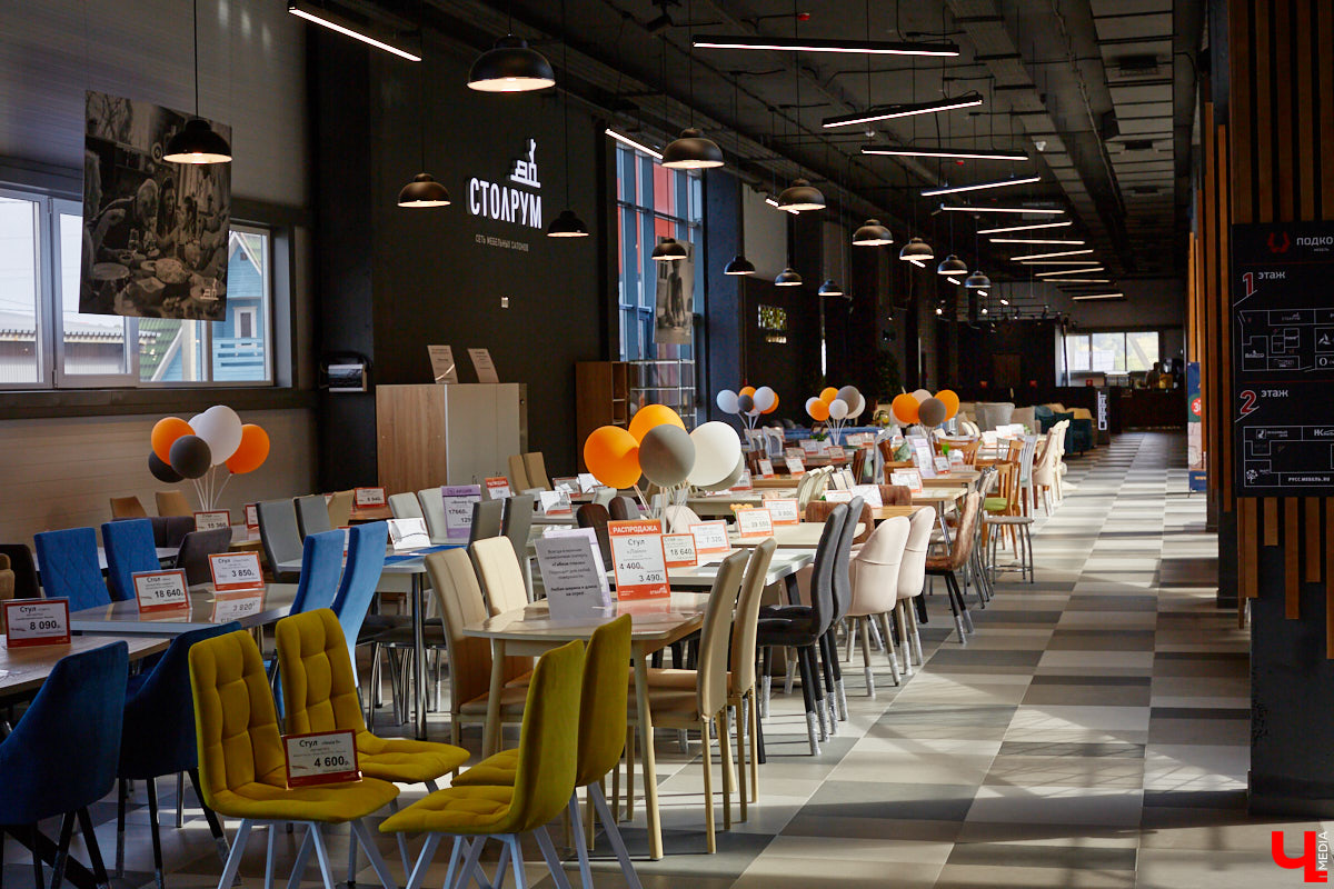 «Парящие» диваны с электроприводом, позитивные стулья, столы из векового дуба — все как в Москве, только рядом. Идем во владимирский ТЦ как на выставку!